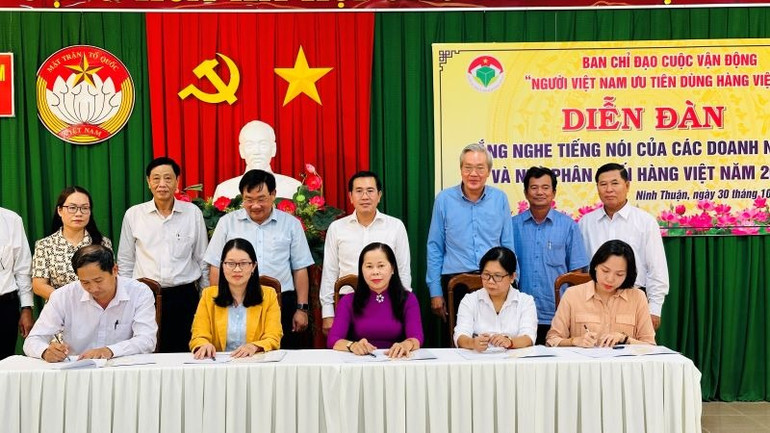 Đại diện Central Retail (ngoài cùng bên phải) tham gia ký kết thi đua Hỗ trợ đưa sản phẩm OCOP, đặc thù tỉnh Ninh Thuận vào chuỗi cung ứng của hệ thống các siêu thị.