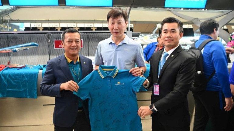 Đại diện Vietnam Airlines cũng thay mặt Hãng nhận chiếc áo kỷ niệm với chữ ký từ các cầu thủ đội tuyển Việt Nam.