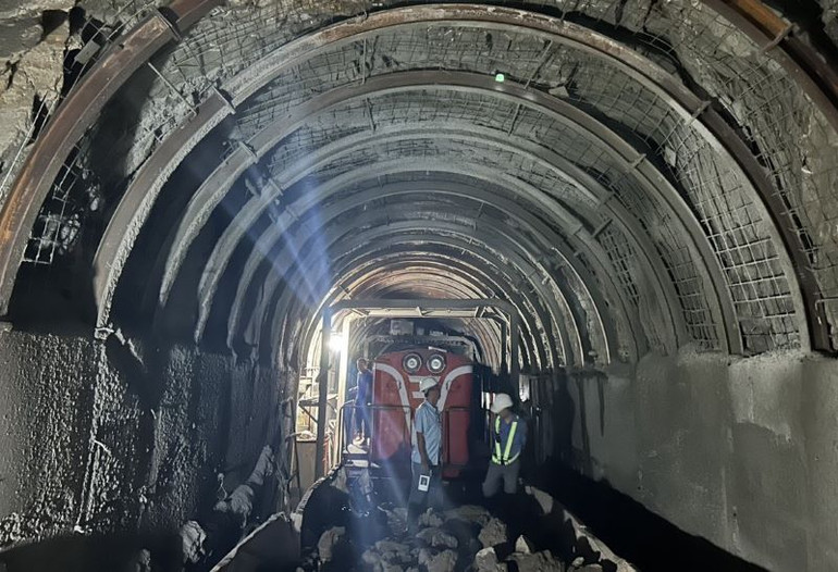 Chủ lực khắc phục sự cố hầm Bãi Gió là Công ty Sông Đà 10, Công ty cổ phần Đầu tư và xây dựng công trình 3 và Công ty cổ phần Đường sắt Phú Khánh.