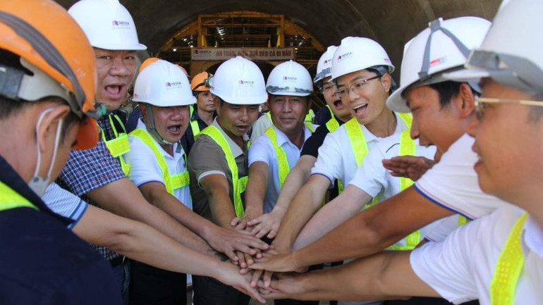 Hai mũi đào từ hướng bắc và hướng nam của hầm đã hợp long với độ chính xác tuyệt đối, đặt dấu mốc quan trọng của hạng mục đường găng tiến độ, tiến tới đưa toàn bộ dự án hoàn thành trước 30/4/2024.