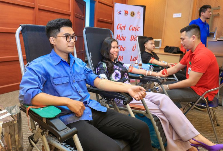 Anh Tuấn Anh (áo xanh ngoài cùng) đăng kiểm viên thực tập tại Trung tâm Đăng kiểm 2906V tham gia hiến máu.