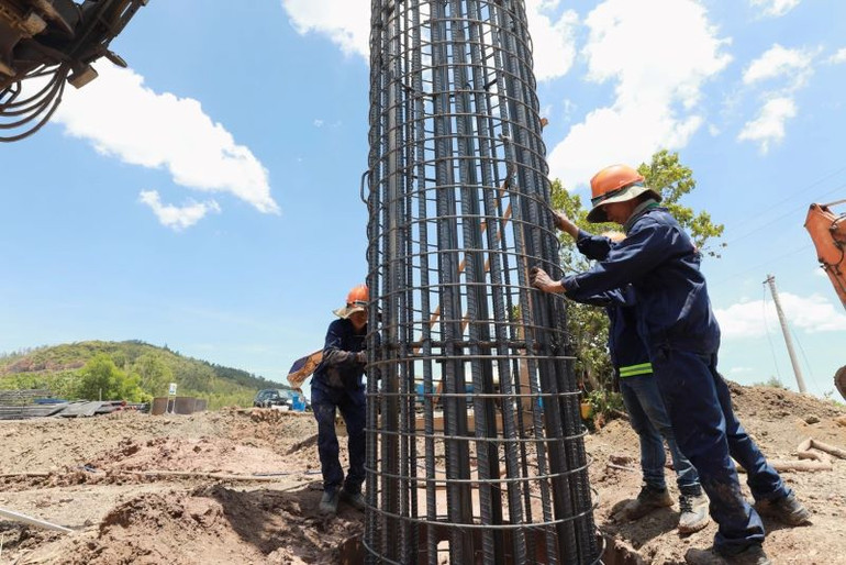 Dự án thành phần cao tốc bắc-nam đoạn Chí Thạnh-Vân Phong không khí lao động rất sôi nổi, khẩn trương.
