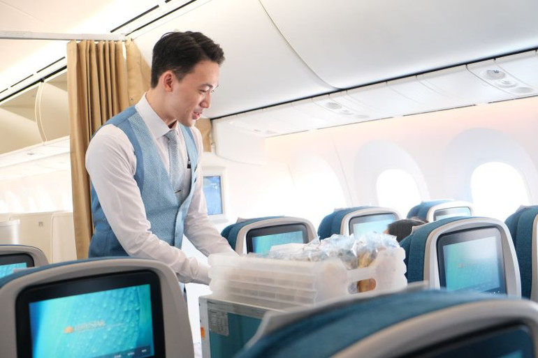 Các sản phẩm Vietnam Airlines quyên góp là các thực phẩm khô chưa sử dụng trên chuyến bay và còn đảm bảo chất lượng như ngũ cốc khô, các loại bánh ăn nhẹ…