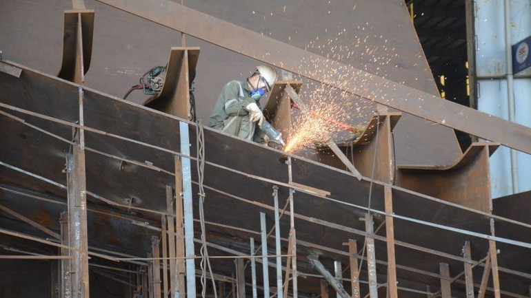 Thợ tàu Nam Triệu đấu nối các tổng đoạn trong quá trình đóng mới tàu.