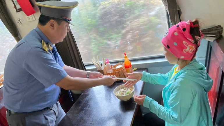 Các nhân viên tổ tàu SE4 giúp đỡ chị Ng. các bữa ăn trên tàu.
