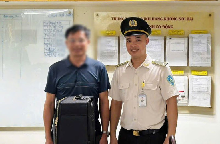 Anh Tống Văn Duy, Đội An ninh kiểm soát sân đỗ ô tô trao trả chiếc vali bỏ quên cho chủ nhân.