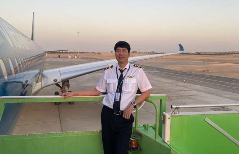 Với cơ trưởng Phạm Đình Hưng, chinh phục bầu trời vừa là công việc, vừa là đam mê và cơ hội. Với cơ trưởng Phạm Đình Hưng, chinh phục bầu trời vừa là công việc, vừa là đam mê và cơ hội.