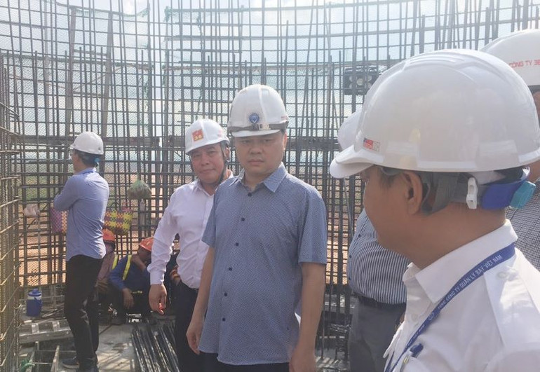 Ông Nguyễn Công Long (áo cộc tay) chỉ đạo các đơn vị thi công tăng tốc tiến độ, giám sát chất lượng hai dự án trọng điểm.