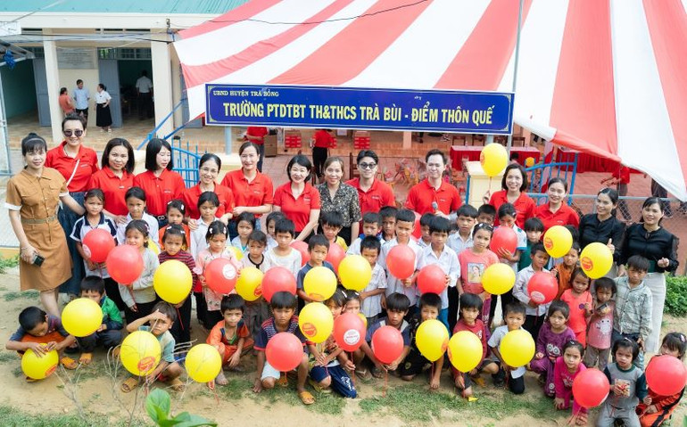 Điểm trường thôn Quế nằm cách thành phố Quảng Ngãi khoảng 80km, là điểm trường khó khăn nhất so với các điểm trường khác.
