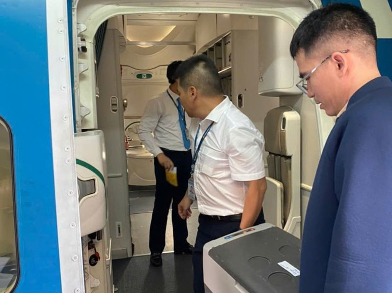 Toàn bộ hành khách đã kiên nhẫn chờ đợi với sự cảm thông khi hãng phải lùi giờ cất cánh 27 phút để đợi đoàn y, bác sĩ hoàn thành các quy trình cần thiết tại bệnh viện trước khi ra sân bay Tân Sơn Nhất.