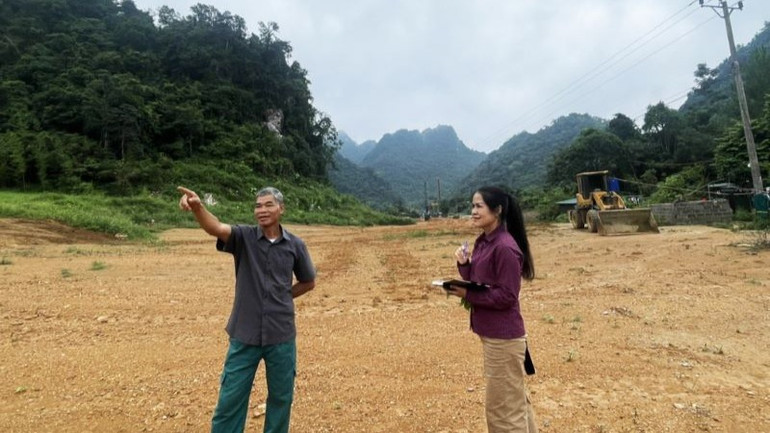 Anh Vi Văn Khoa, trú tại xóm Tục Ngã, xã Đức Xuân (Thạch An) là hộ đầu tiên bàn giao 1,2ha đất sản xuất, đất vườn, nhà ở cho chủ đầu tư thực hiện dự án đường bộ cao tốc Đồng Đăng-Trà Lĩnh.