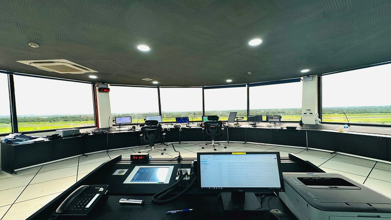 Cabin Đài Kiểm soát không lưu Buôn Ma Thuột rộng 60m2, đủ không gian làm việc cho các lực lượng tham gia điều hành bay. Cabin Đài Kiểm soát không lưu Buôn Ma Thuột rộng 60m2, đủ không gian làm việc cho các lực lượng tham gia điều hành bay.