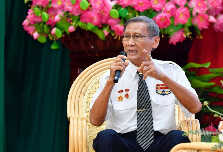 Ông Trần Hữu Thọ xúc động kể lại những kỷ niệm không quên trong đời phi công quân sự.