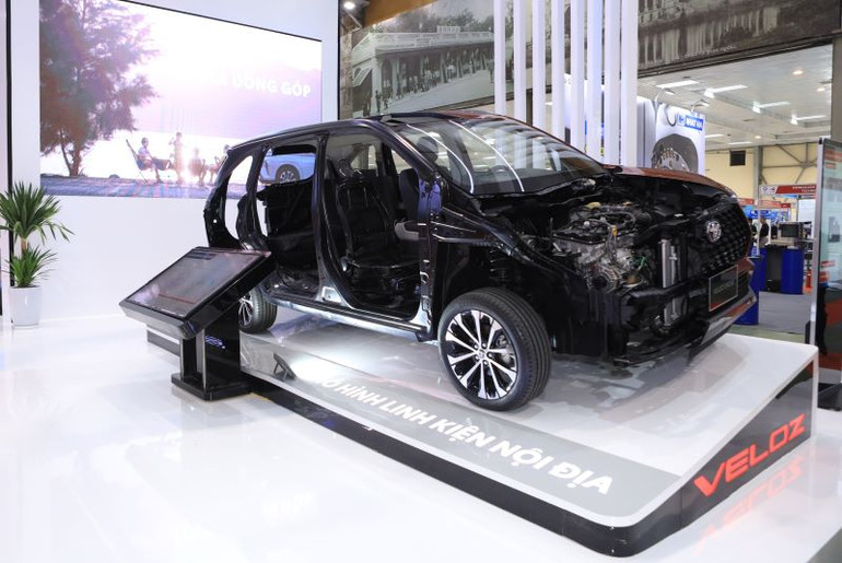 Gian trưng bày mô hình mẫu xe Veloz Cross lắp ráp trong nước của Toyota Việt Nam. Gian trưng bày mô hình mẫu xe Veloz Cross lắp ráp trong nước của Toyota Việt Nam.