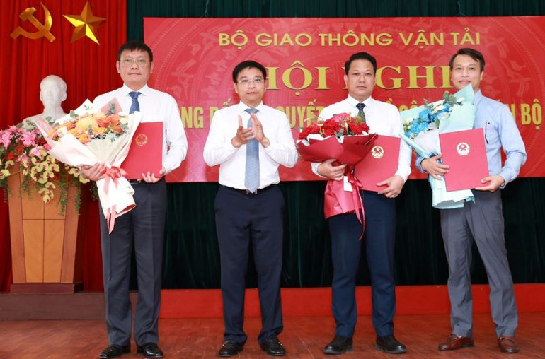 Bộ trưởng Giao thông vận tải Nguyễn Văn Thắng chúc mừng các cán bộ được bổ nhiệm.