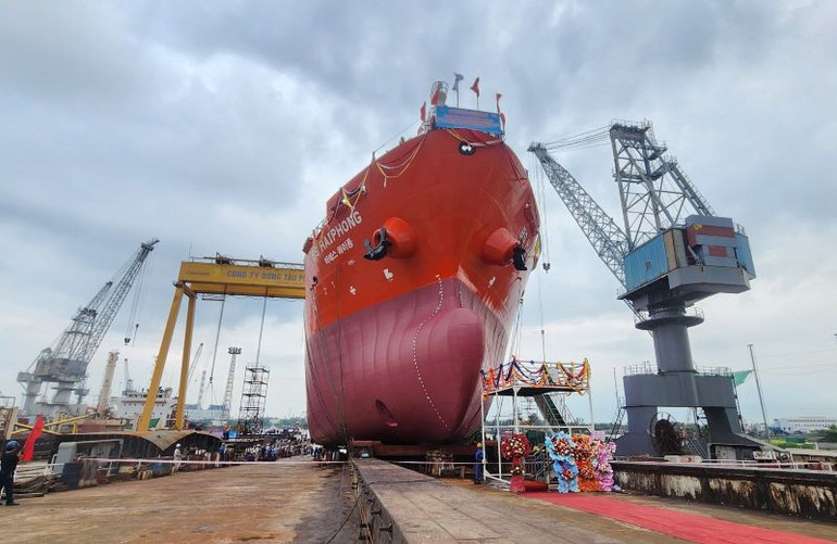 Tàu chở dầu/hóa chất 13.000DWT có chiều dài toàn bộ 128,6m, rộng 20,4m, cao 11,5m. Tàu chở dầu/hóa chất 13.000DWT có chiều dài toàn bộ 128,6m, rộng 20,4m, cao 11,5m.