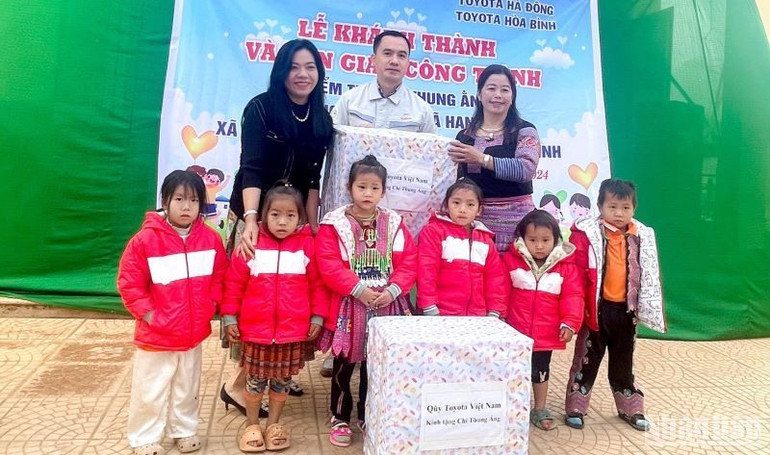 Tặng các vật dụng cần thiết cho học sinh tại trường.