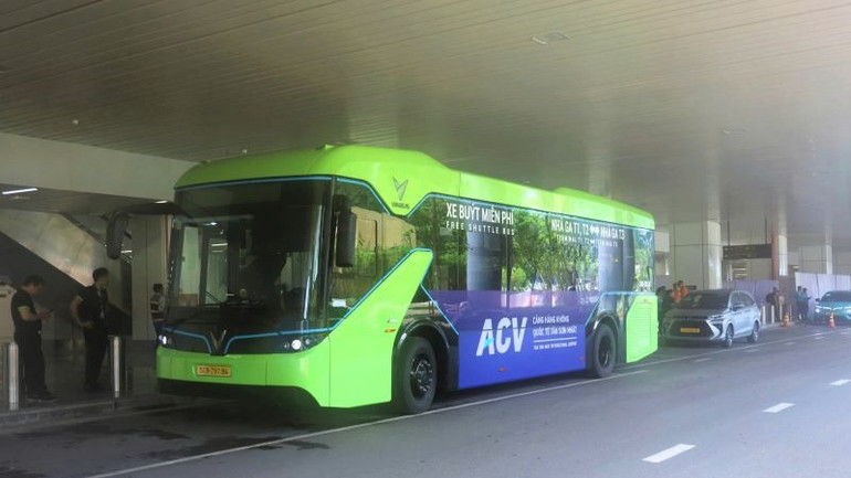 Cảng Hàng không quốc tế Tân Sơn Nhất vận hành tuyến xe buýt miễn phí, kết nối trực tiếp từ sảnh transit nhà ga T3 đến cửa A2 nhà ga T1, hoạt động từ 7 giờ sáng đến 3 giờ sáng hôm sau, với tần suất 20 phút/chuyến. Cảng Hàng không quốc tế Tân Sơn Nhất vận hành tuyến xe buýt miễn phí, kết nối trực tiếp từ sảnh transit nhà ga T3 đến cửa A2 nhà ga T1, hoạt động từ 7 giờ sáng đến 3 giờ sáng hôm sau, với tần suất 20 phút/chuyến.