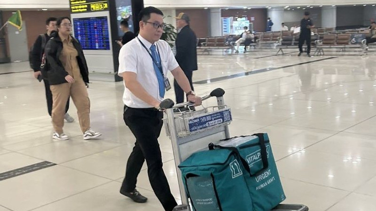 Chuyến bay đặc biệt vận chuyển tạng của Vietnam Airlines.