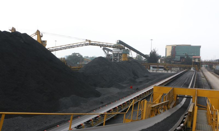 Phối trộn than tại Công ty tuyển than Cửa Ông.