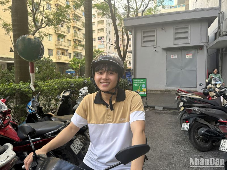 Anh Nguyễn Hữu Hùng tỏ ý hài lòng khi trải nghiệm dịch vụ gửi xe không tiền mặt.