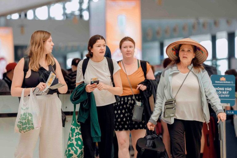 Lượng khách quốc tế qua các sân bay trong 4 tháng đạt 9,7 triệu lượt, tăng 976% so cùng kỳ. Lượng khách quốc tế qua các sân bay trong 4 tháng đạt 9,7 triệu lượt, tăng 976% so cùng kỳ.