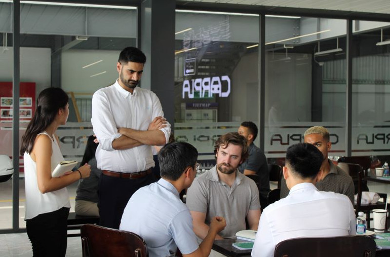 Nhóm nghiên cứu sinh Trường kinh doanh Harvard phỏng vấn người mua xe tại Automall Carpla - Nền tảng mua bán xe đã qua sử dụng. Nhóm nghiên cứu sinh Trường kinh doanh Harvard phỏng vấn người mua xe tại Automall Carpla - Nền tảng mua bán xe đã qua sử dụng.