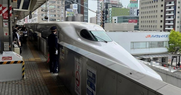 Tàu cao tốc Shinkanshen Nhật Bản.