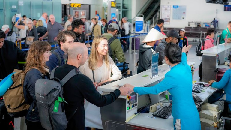 Chương trình “Chào hè” 2024 ưu đãi giá vé hấp dẫn, vé đồng giá nội địa từ 1,1 triệu đồng/chặng, đi quốc tế thấp nhất từ 4,3 triệu đồng (đã gồm thuế, phí).