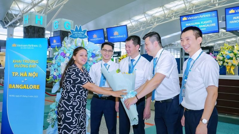 Những hành khách đầu tiên của chuyến bay thẳng Hà Nội-Bengaluru nhận hoa từ Vietnam Airlines.