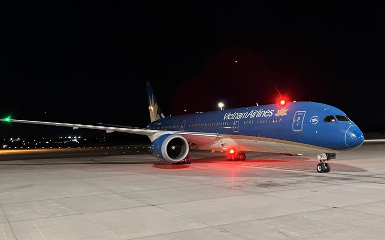 Chuyến bay VN790 chở hơn 300 khách khởi hành lúc 0 giờ 50 phút rạng sáng 8/12 (giờ địa phương) đi Thành phố Hồ Chí Minh.