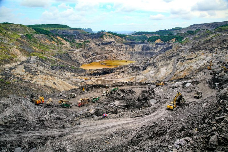 Sản xuất than lộ thiên.