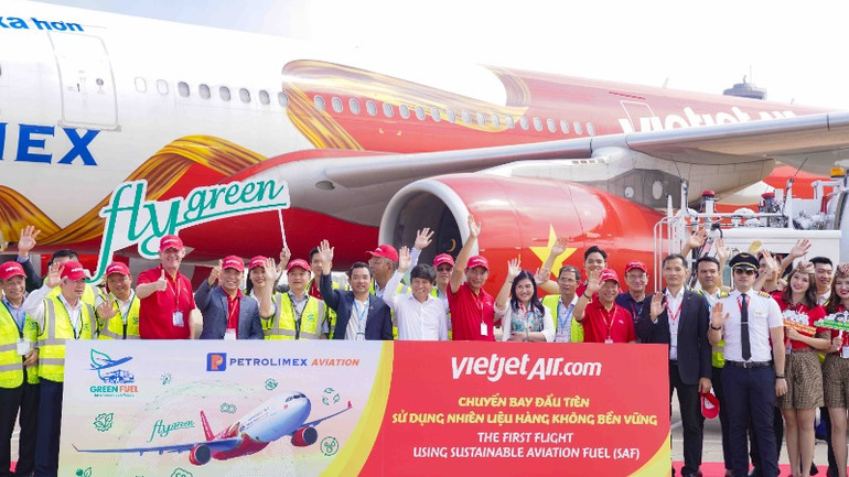 Chuyến bay đầu tiên được tra nạp nhiên liệu SAF tại Việt Nam do Vietjet khai thác cất cánh sáng nay từ sân bay Tân Sơn Nhất đến Melbourne (Australia). Chuyến bay đầu tiên được tra nạp nhiên liệu SAF tại Việt Nam do Vietjet khai thác cất cánh sáng nay từ sân bay Tân Sơn Nhất đến Melbourne (Australia).