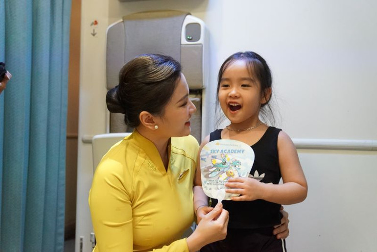 Toàn bộ hành khách nhí nhận được những món quà đặc biệt như: móc khóa chibi, quạt, túi in hình mascot...