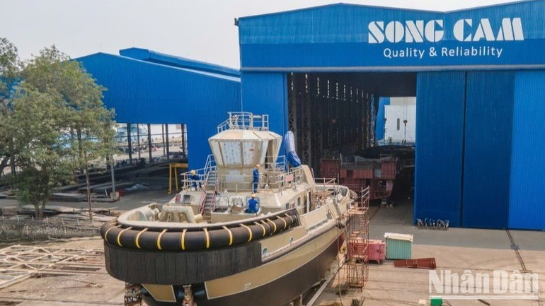 Công ty cổ phần Đóng tàu Sông Cấm đóng tàu kéo-đẩy cho chủ tàu Damen (Hà Lan).