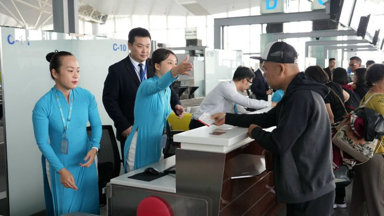 Hành khách làm thủ tục tại đường bay Thành Đô-Hà Nội.