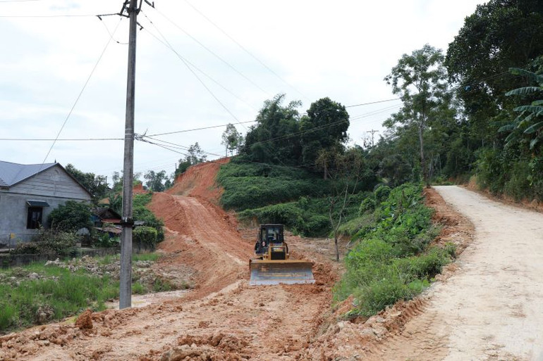 Nhiều vị trí trên tuyến tuy đã được bàn giao mặt bằng nhưng không triển khai thi công đồng loạt được do vướng đường điện chưa di dời. Nhiều vị trí trên tuyến tuy đã được bàn giao mặt bằng nhưng không triển khai thi công đồng loạt được do vướng đường điện chưa di dời.