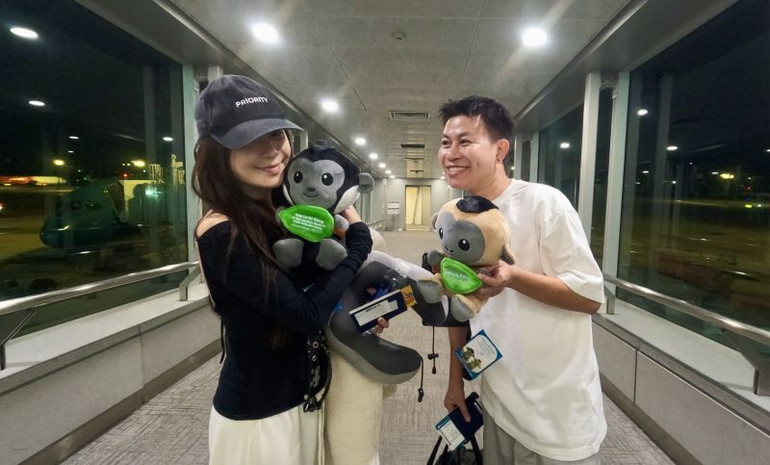 Món quà ý nghĩa này đã gây ấn tượng mạnh mẽ với toàn bộ hành khách.