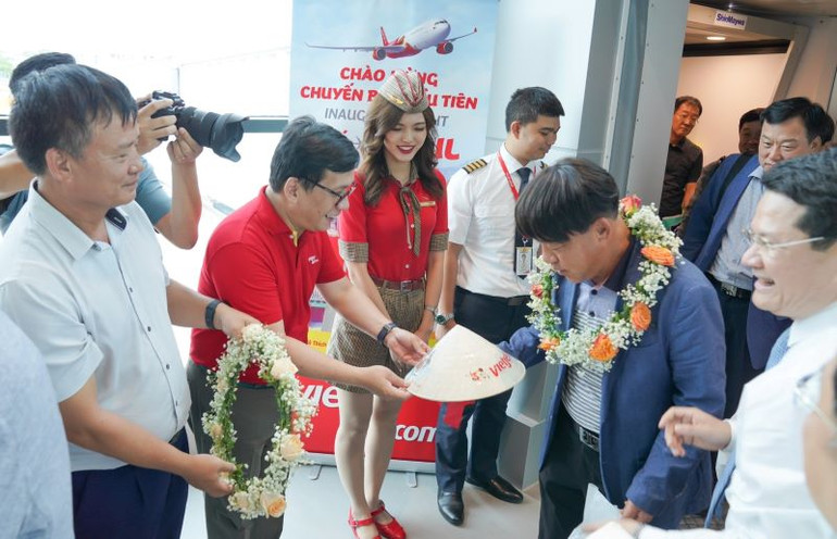 Những hành khách trên chuyến bay đầu tiên đã được lãnh đạo hai địa phương, cảng hàng không, người dân,… nồng nhiệt chào đón.