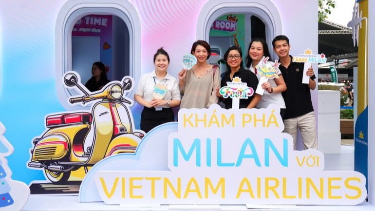 “Chòi chụp ảnh trên mây” - điểm check-in không thể bỏ lỡ với những concept rực rỡ màu sắc Giáng sinh và mascot dễ thương của Vietnam Airlines.