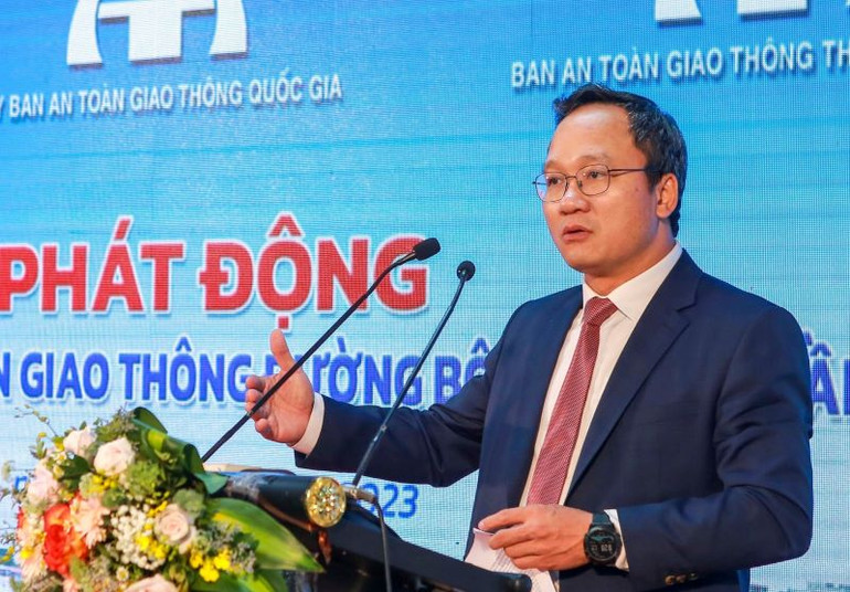 Tiến sĩ Khuất Việt Hùng