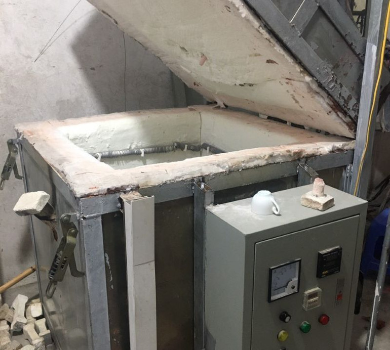 Lò nung bằng điện trong xưởng sản xuất của nghệ nhân Bùi Văn Bến.