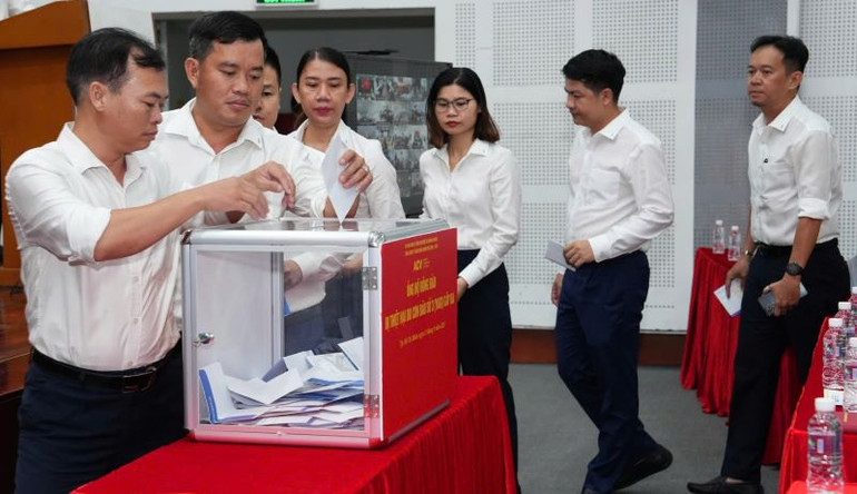 Toàn thể cán bộ, nhân viên, người lao động ACV, mỗi người đã quyên góp tùy tâm trực tiếp vào thùng vận động để giúp đỡ người dân vùng lũ.