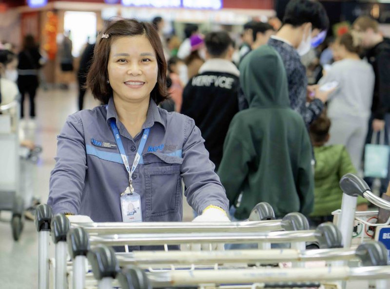 Chị Hà Thị Tươi, nhân viên Đội xe đẩy (Trung tâm Khai thác Ga Nội Bài).