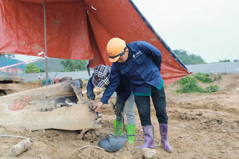 Nhà thầu kiến nghị chính quyền địa phương các cấp đẩy nhanh tốc độ bàn giao mặt bằng cho nhà thầu để bố trí máy móc thiết bị, triển khai đồng loạt các hạng mục, đáp ứng tiến độ dự án.