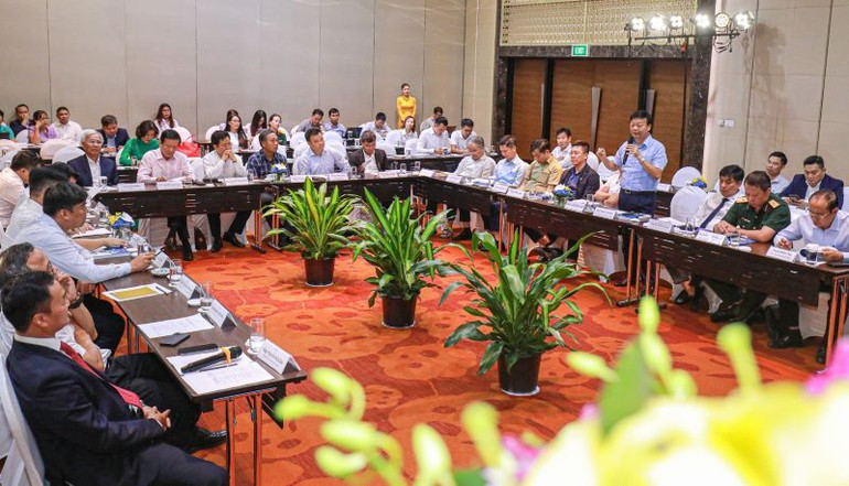 Các đại biểu tham luận tại Tọa đàm “Doanh nghiệp ngành giao thông vận tải với sự nghiệp phát triển kết cấu hạ tầng giao thông và hội nhập quốc tế”.