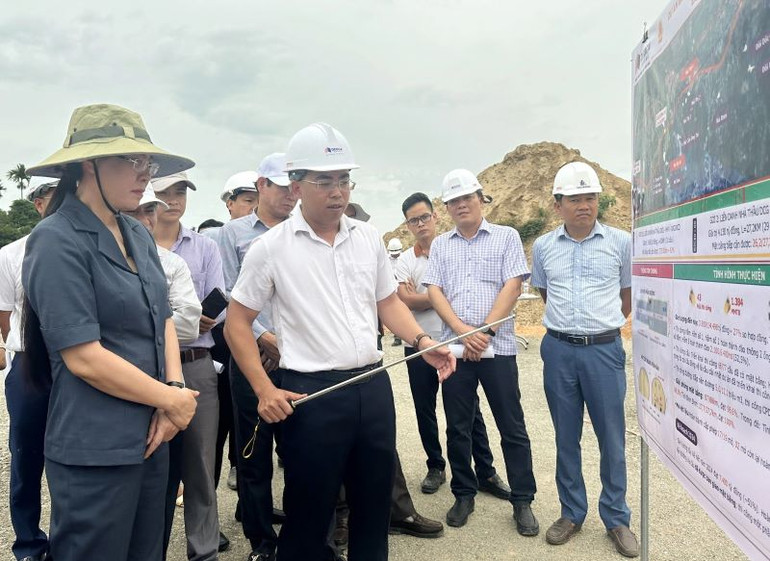 Bí thư Tỉnh ủy Quảng Ngãi Bùi Thị Quỳnh Vân cùng lãnh đạo tỉnh thị sát hiện trường dự án đường cao tốc Quảng Ngãi-Hoài Nhơn. Bí thư Tỉnh ủy Quảng Ngãi Bùi Thị Quỳnh Vân cùng lãnh đạo tỉnh thị sát hiện trường dự án đường cao tốc Quảng Ngãi-Hoài Nhơn.