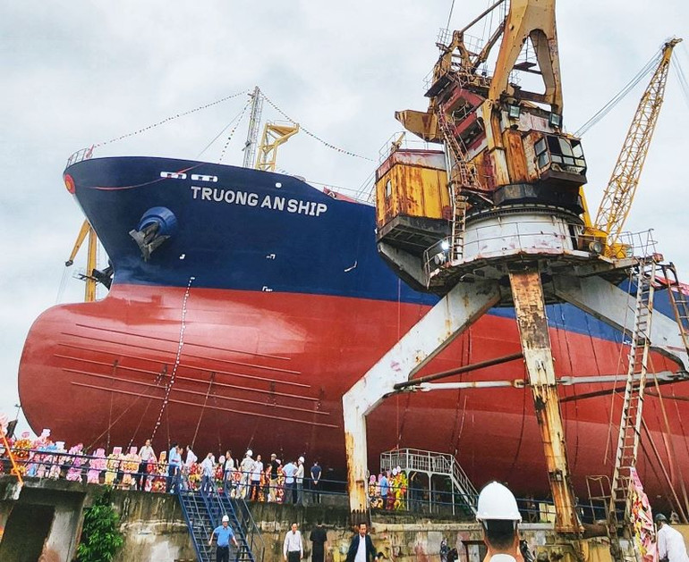 Tàu có chiều dài gần 150 m, rộng 23 m, cao mạn 14,5 m, biên chế thuyền viên 21 người.