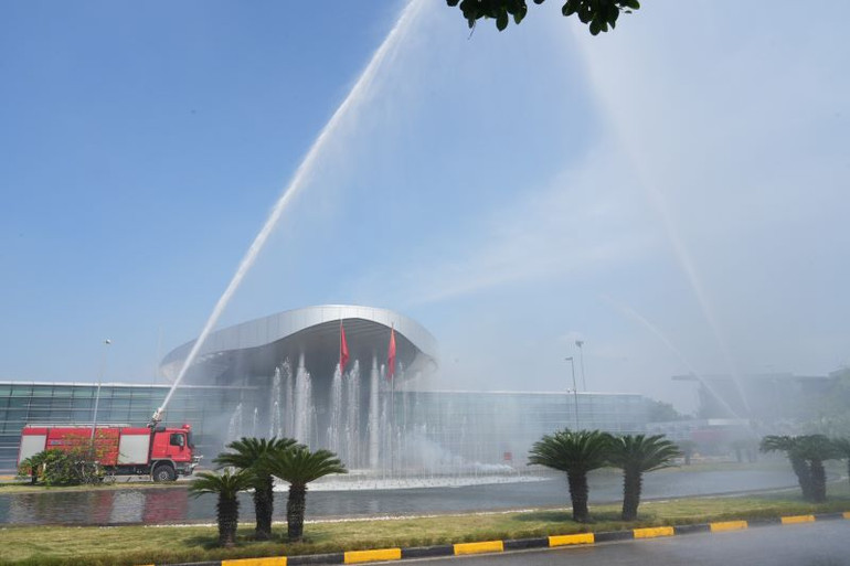 Tình huống diễn tập giả định là tại Phòng Quốc khách (Nhà khách VIP A), do chập điện, đã gây cháy, có nguy cơ cháy lan sang các phòng bên cạnh.