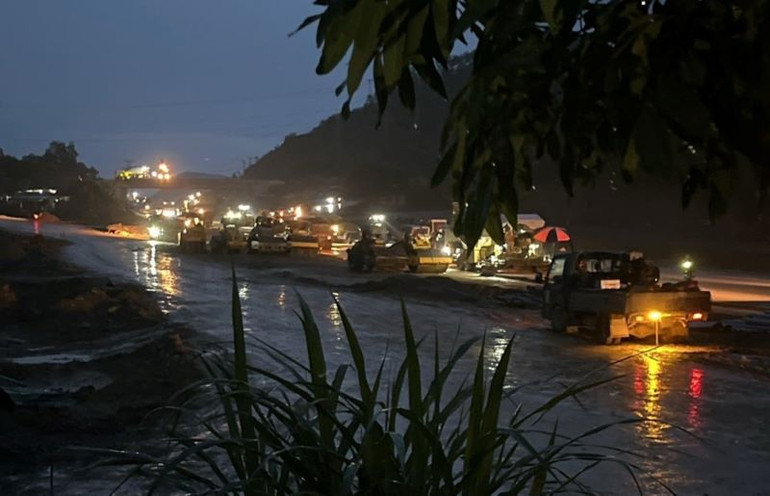 Các nhà thầu cao tốc Quốc lộ 45-Nghi Sơn huy động phương tiện, nhân lực thi công 3 ca, 4 kíp, làm "xuyên đêm" để đưa dự án vào khai thác dịp 2/9.